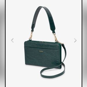 Calpak travel wallet/ clutch
• Wallet that doubles as a clutch